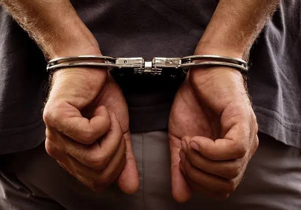 Homem com mandado de prisão em aberto é preso em churrascaria de Conceição do Coité