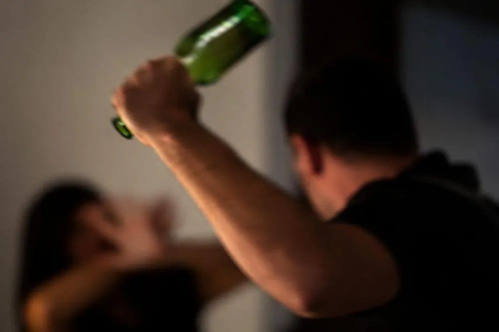 Mesmo proibido de se aproximar, ex-companheiro agride mulher com golpes de garrafa em Santaluz