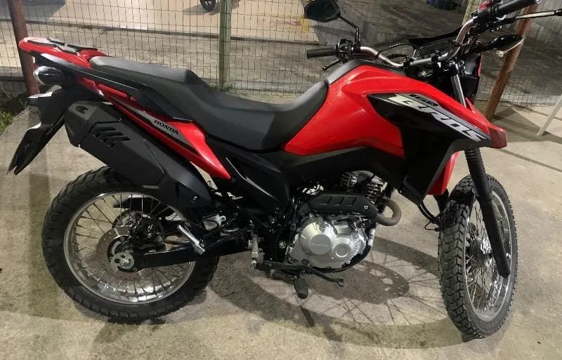 Jovem de 18 anos é flagrado sem CNH após fugir da polícia e tem moto apreendida em Serrinha