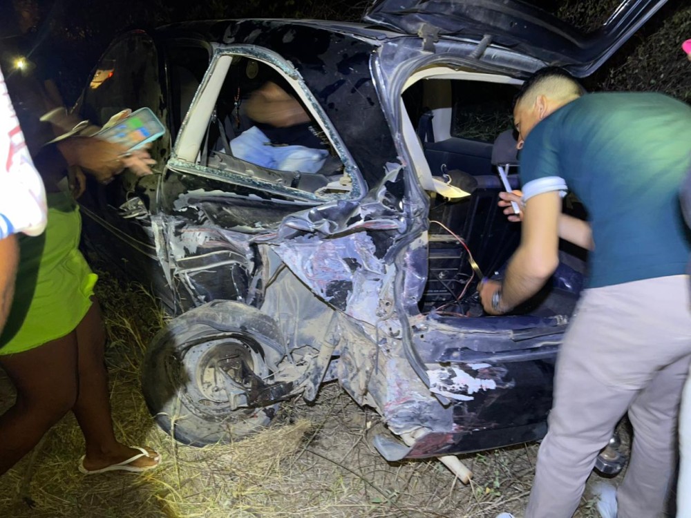 ATUALIZADA: Quatro pessoas ficam feridas após carro colidir na traseira de outro veículo que estava parado na Ba-411 (Coité X Salgadália)