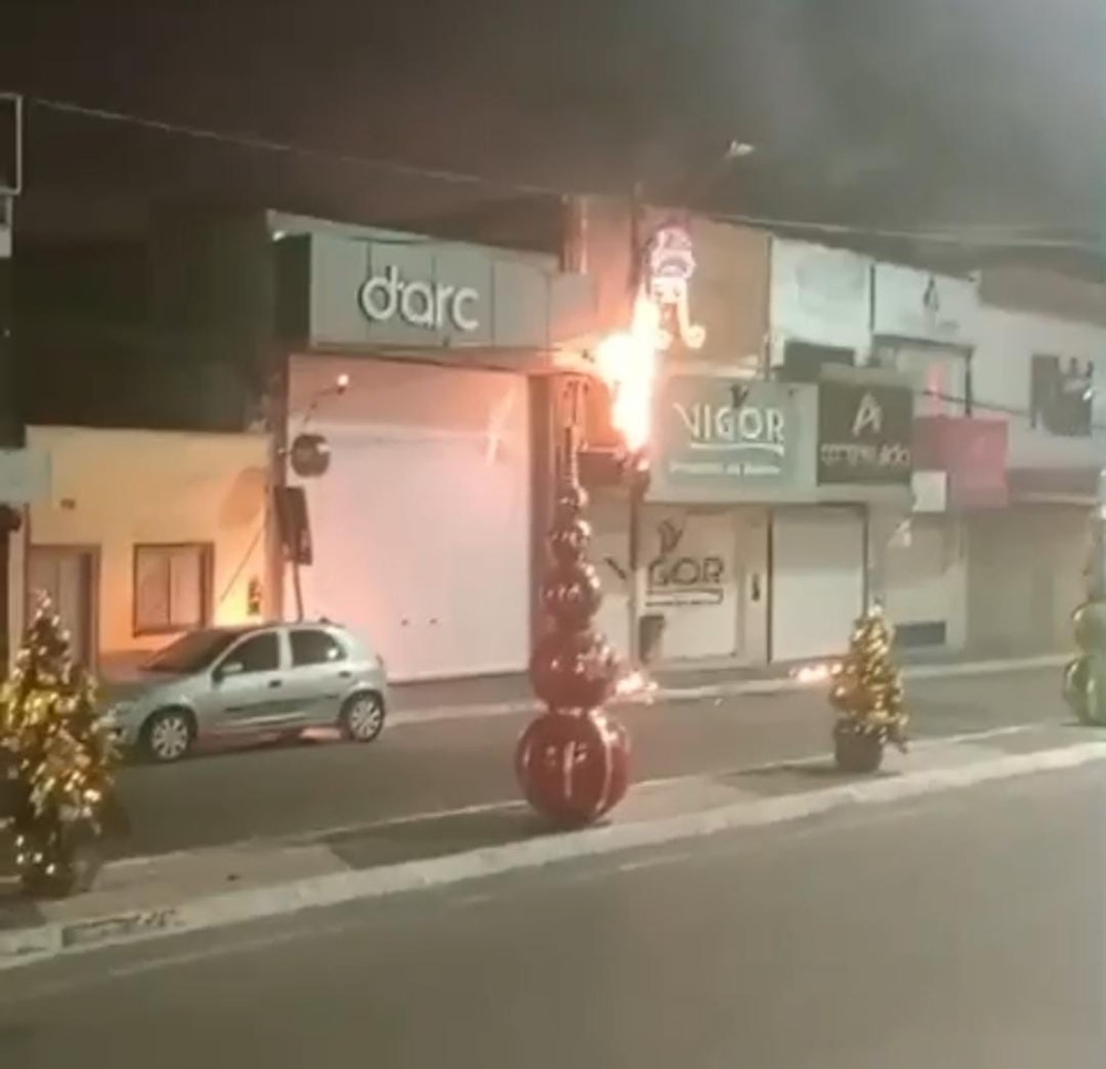 Incêndio em poste de energia por pouco não atinge loja de cosméticos em Conceição do Coité