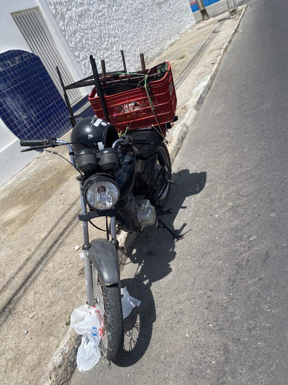 Motociclista que transportava churrasqueira fica ferido após tentar desviar de carro e objeto colidir em poste em Conceição do Coité