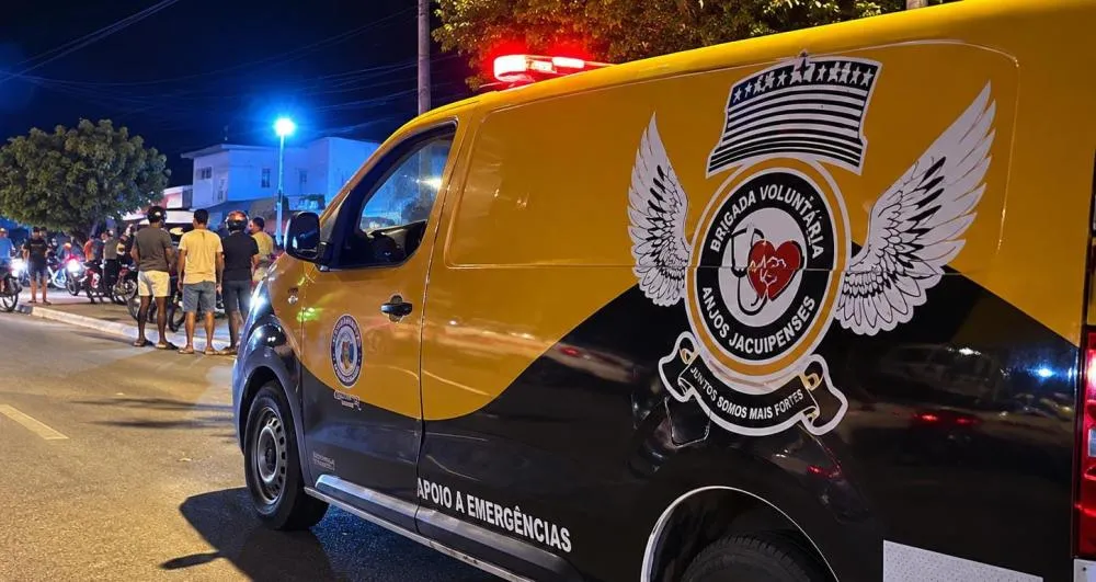 Adolescente de 13 anos fica gravemente ferido após colisão entre carro e motocicleta