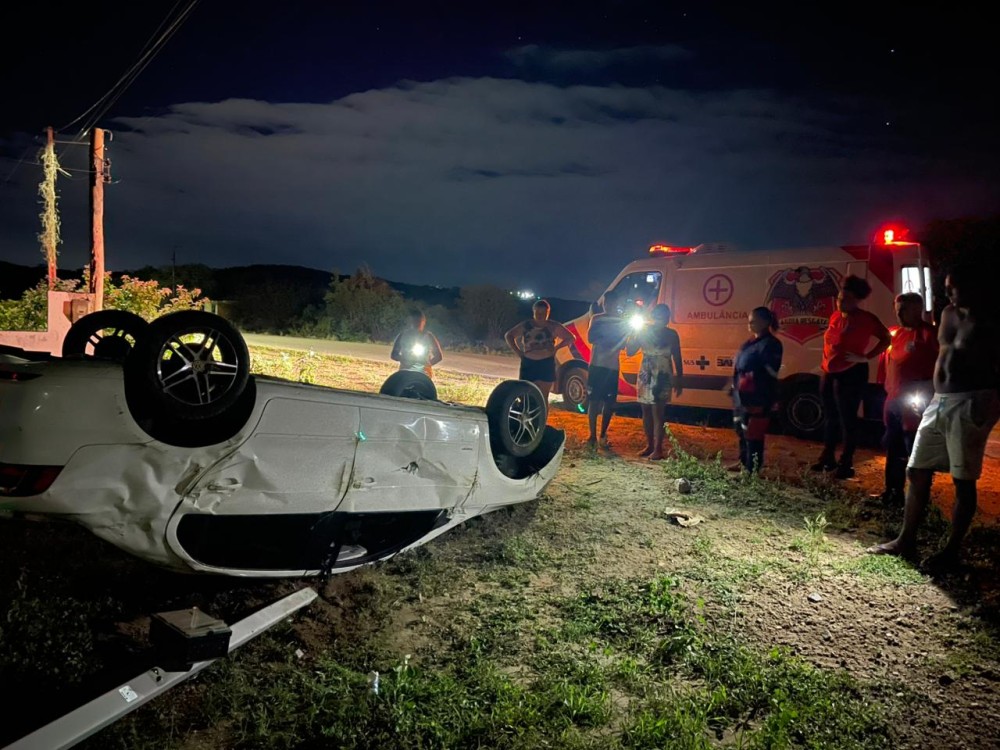 Carro capota na BA-409 entre Conceição do Coité e Serrinha
