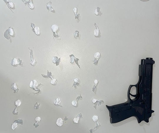 Polícia apreende adolescente com drogas e simulacro de pistola em Conceição do Coité