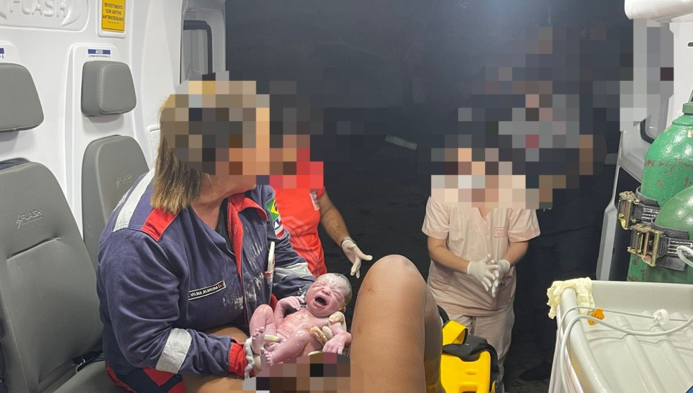 Coité: Mulher entra em trabalho de parto e tem bebê dentro da ambulância do Águia Resgate enquanto seguia para hospital