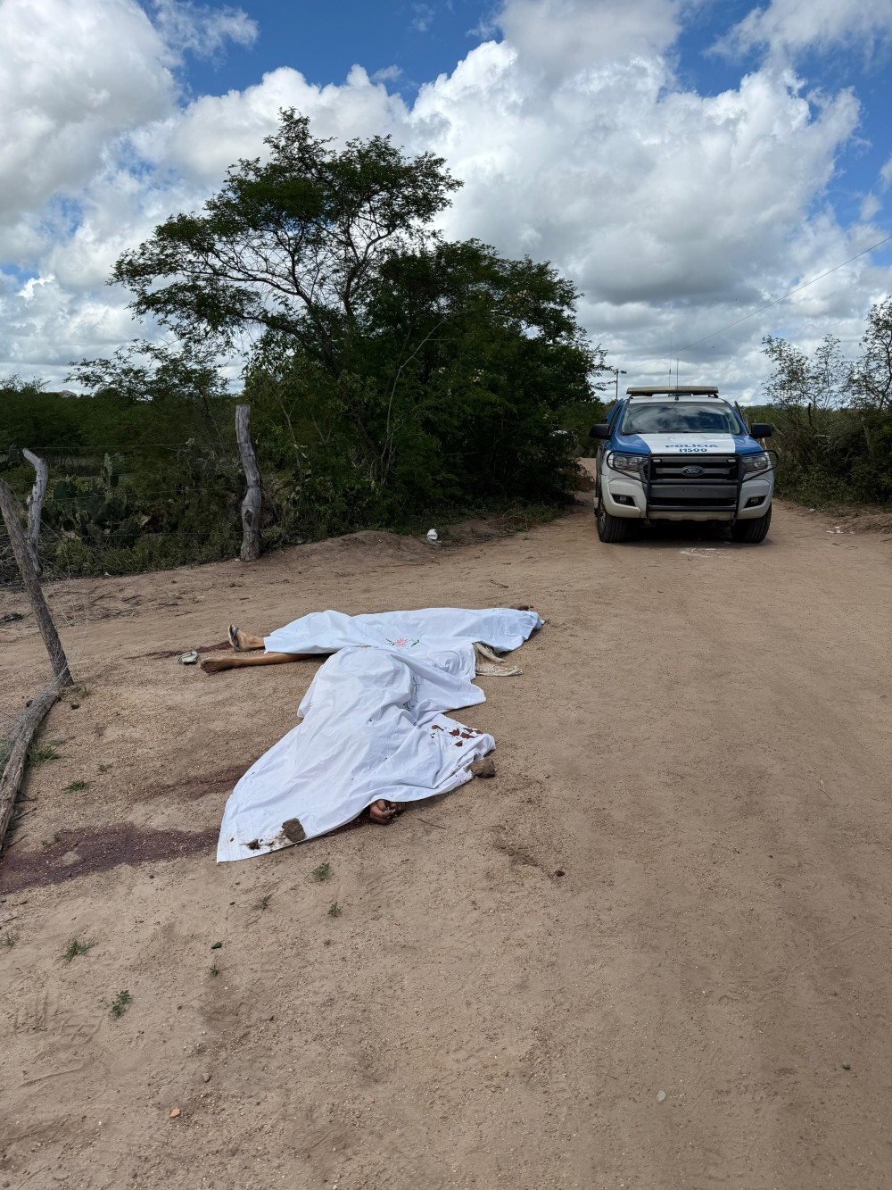 URGENTE: Homem e mulher são assassinados a tiros em Santa Bárbara; uma das vítimas estava com as mãos algemadas
