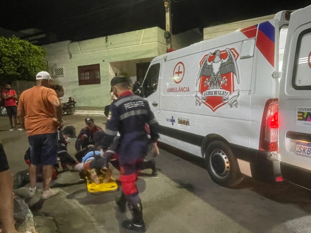 Mãe e filho de 5 anos ficam feridos após serem atropelados no centro de Conceição do Coité; motociclista fugiu do local