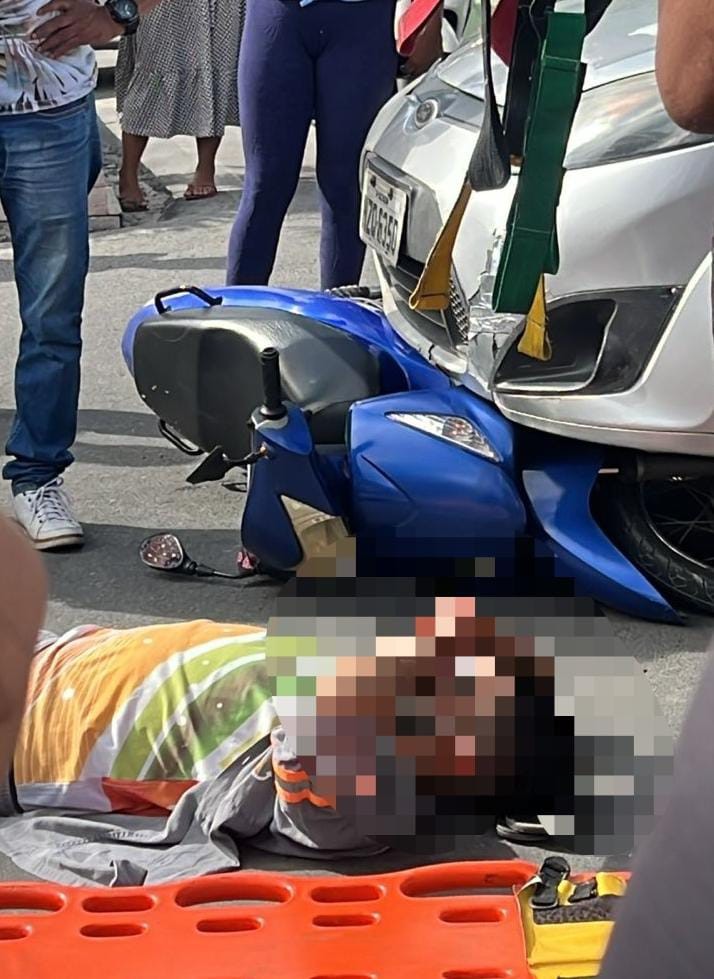 Casal é arremessado de moto após carro invadir preferencial no centro de Conceição do Coité