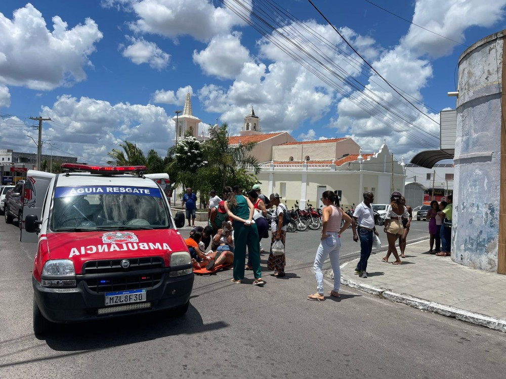 Jovem fica ferida após colisão entre carro e moto na Praça da Matriz em Conceição do Coité