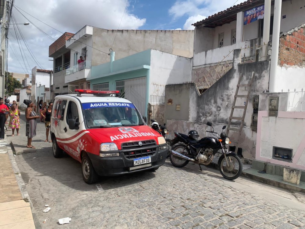 Idoso de 74 anos fica ferido após cair do primeiro andar da própria residência no centro de Conceição do Coité