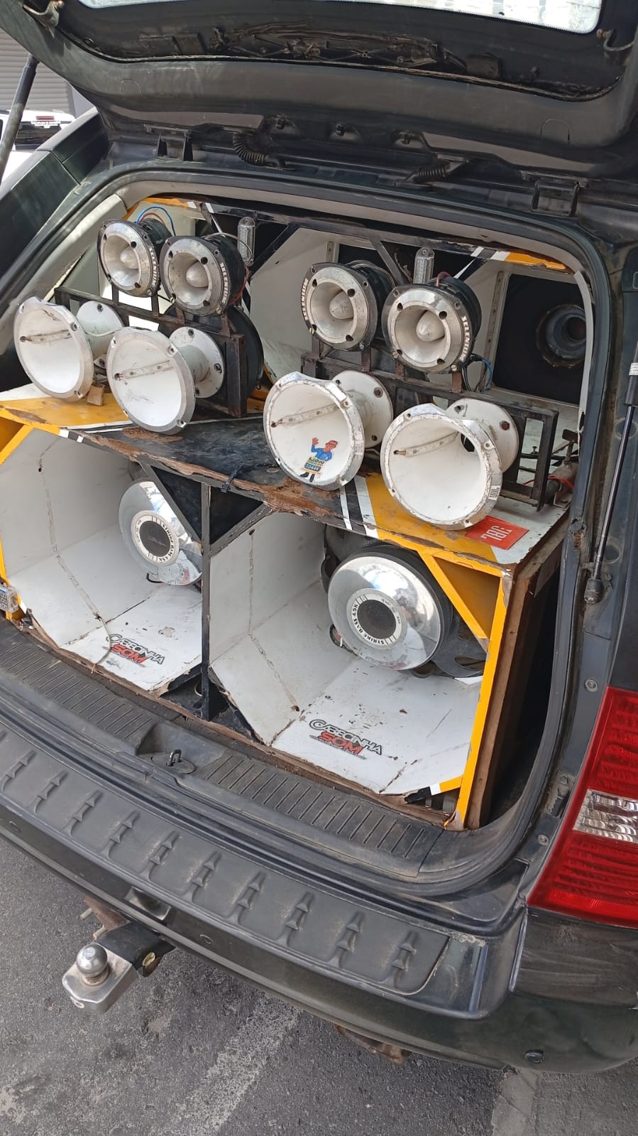 Coité: PM apreende veículo e leva condutor à delegacia após som automotivo ligado no bairro Fluminense