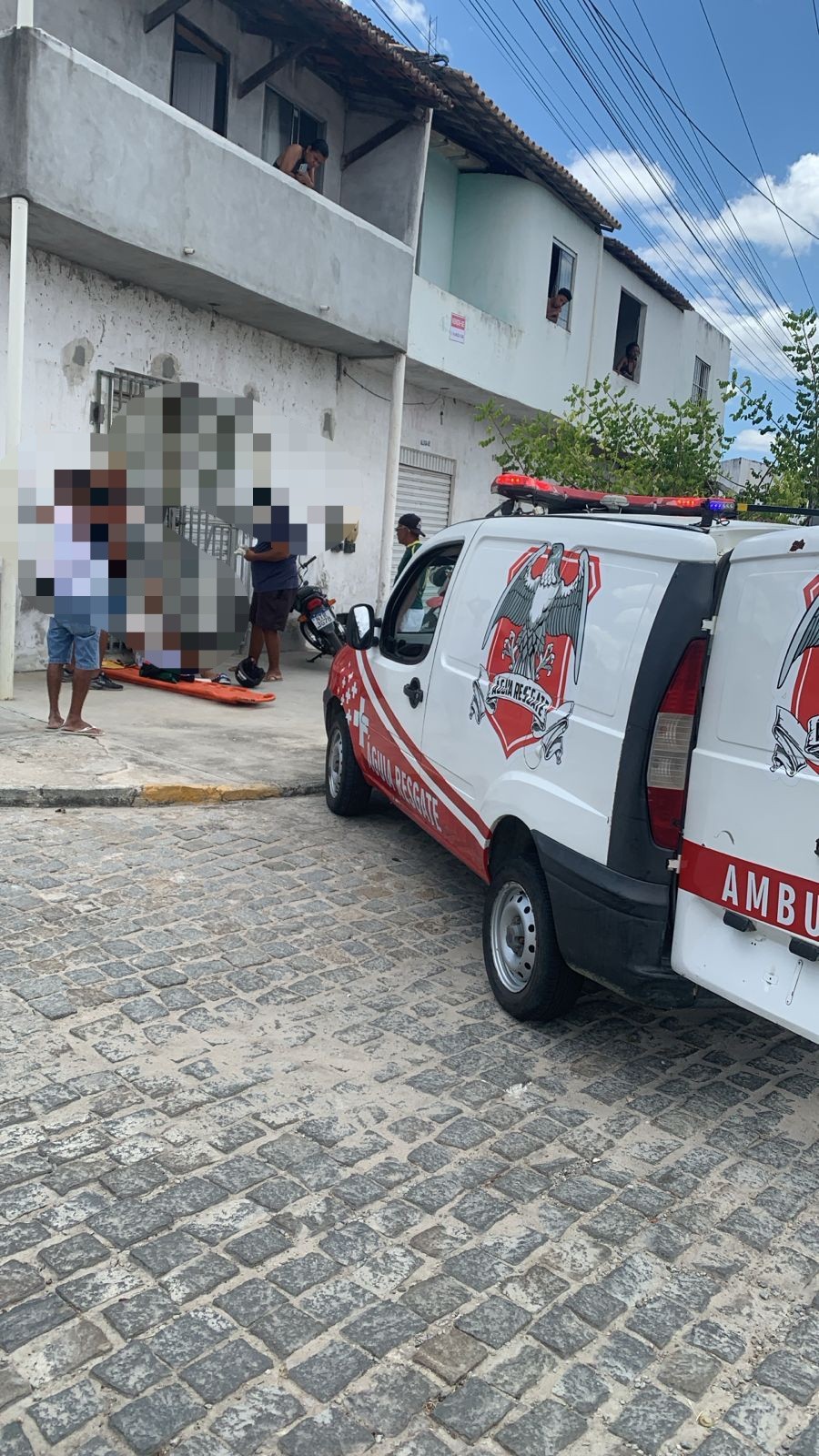 Colisão entre moto e carro deixa jovem ferido no bairro Casas Populares em Conceição do Coité