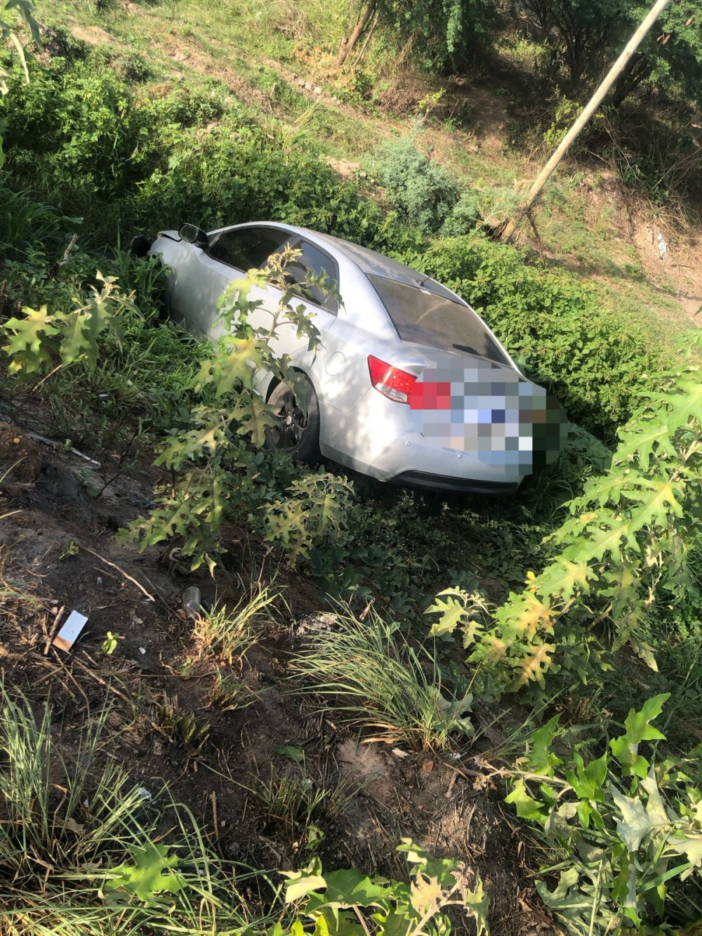 Motorista perde controle de veículo e cai em ribanceira na BA-120 em Conceição do Coité