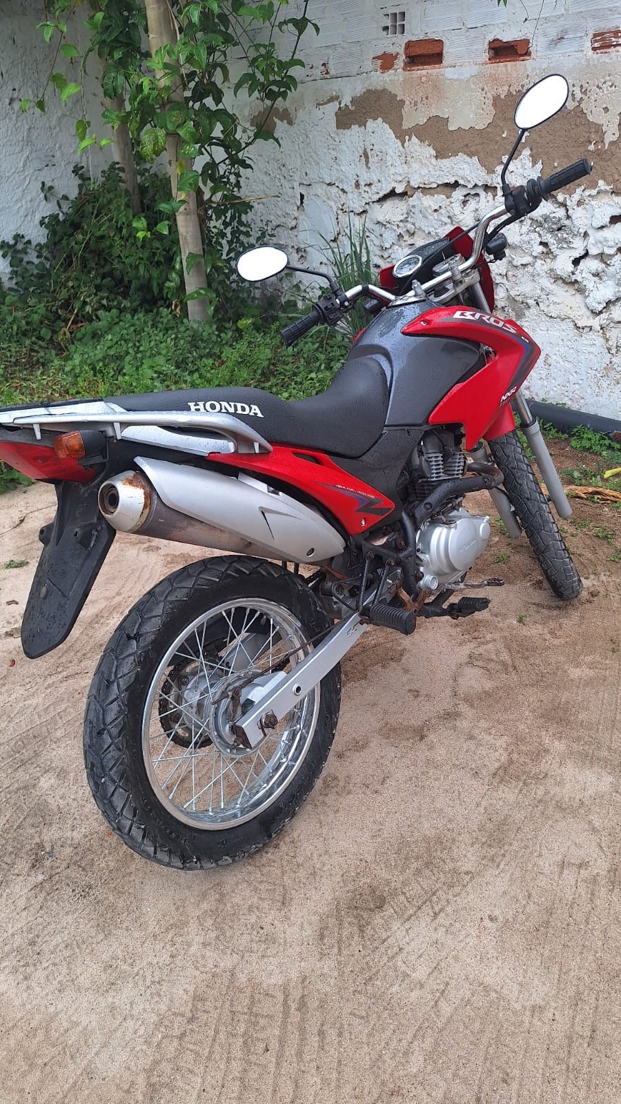 PM apreende moto com chassi suprimido na zona rural de Retirolândia; veículo era conduzido por morador de Coité