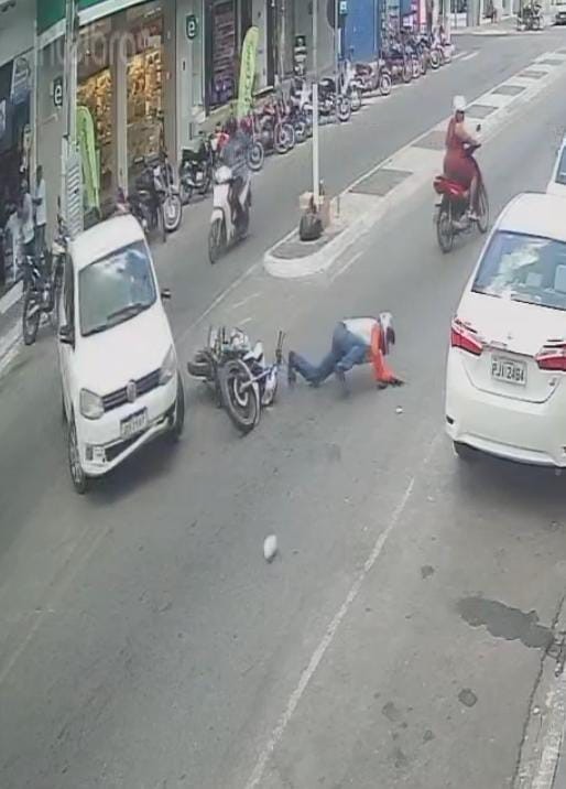 VÍDEO: Motorista faz curva proibida e atinge mototaxista no centro de Conceição do Coité