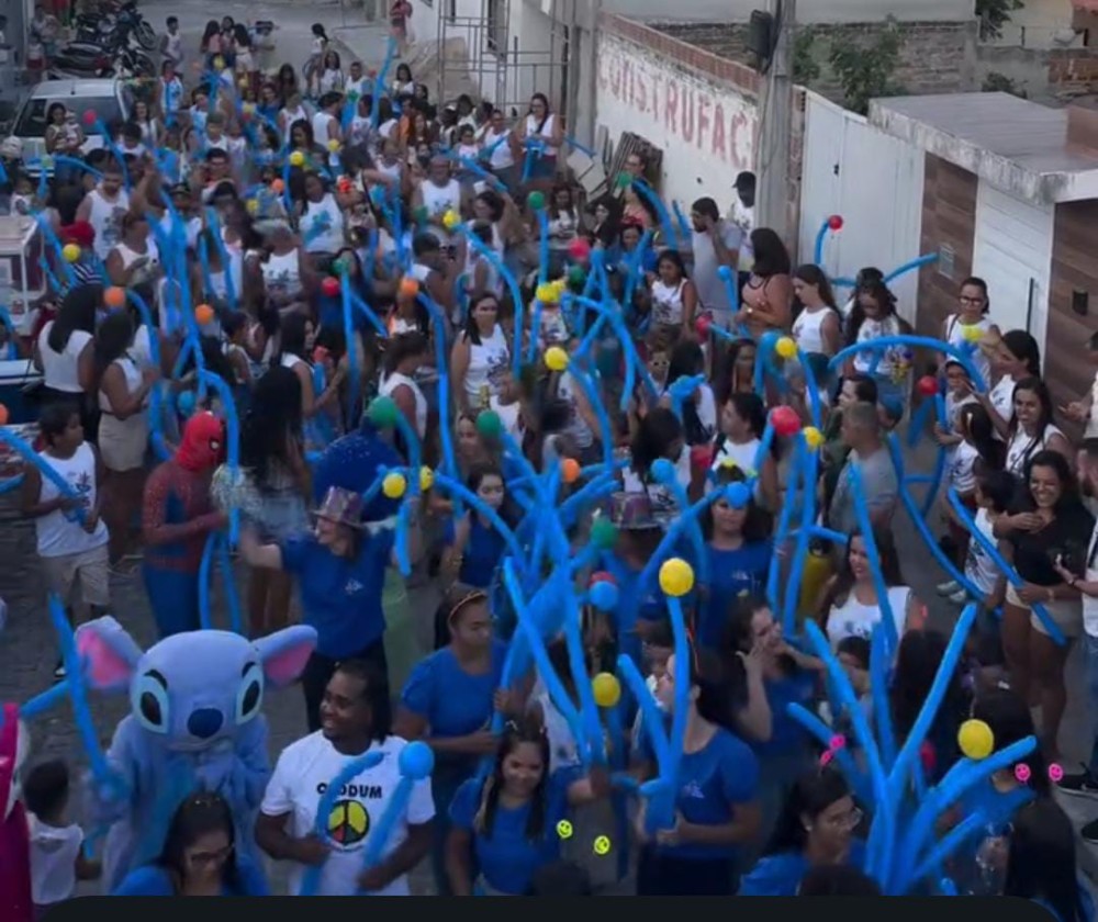 Ao som de Márcio Bary e Tico Menezes, Colégio Lápis na Mão causa impacto ao promover bloco carnavalesco pelas ruas de Conceição do Coité