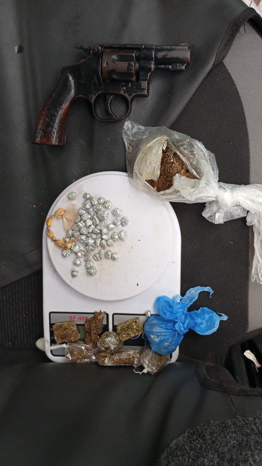 Suspeito de tráfico de drogas morre após confronto com PMs em Queimadas; vítima estaria envolvido no assassinato do rapaz que matou o próprio irmão