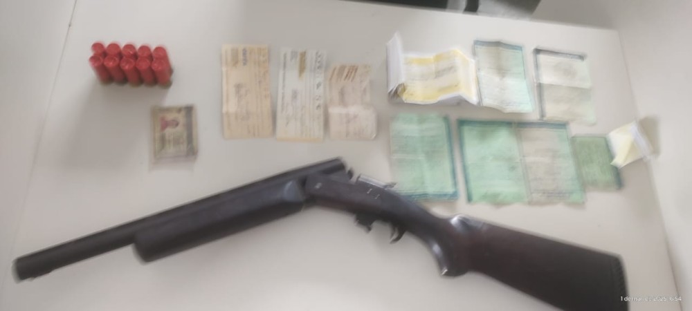 PM prende homem após denúncia de disparo de arma de fogo em via pública de Queimadas; arma e munições foram apreendidas