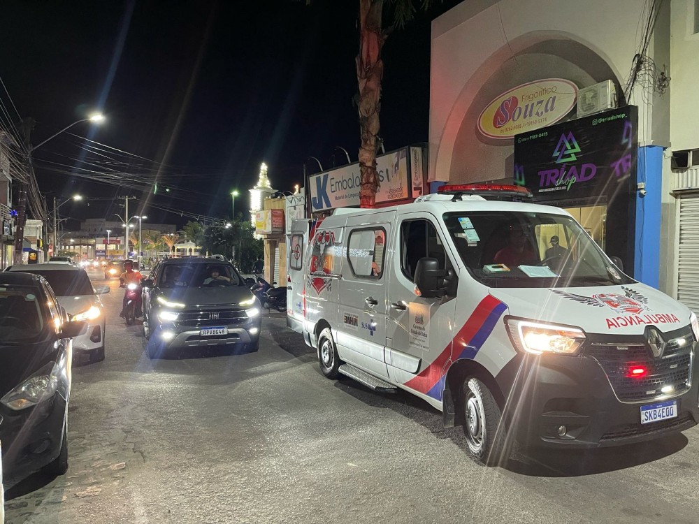 Homem é atropelado por moto após estacionar carro e descer do veículo na Praça da Matriz em Conceição do Coité