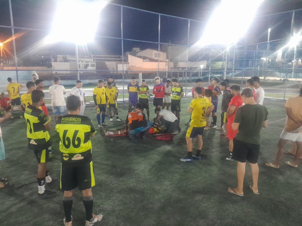 Homem sofre suspeita de fratura durante partida de futebol em Conceição do Coité