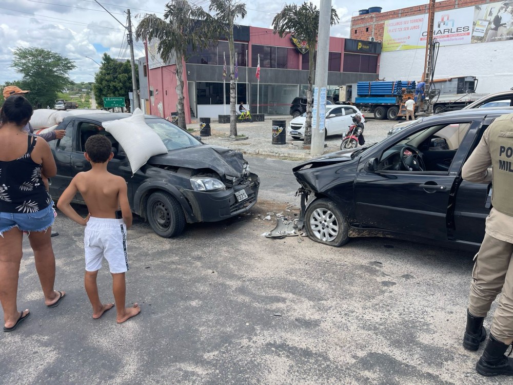 Colisão frontal deixa passageira ferida em Conceição do Coité; casal seguia para o distrito Salgadália para comemorar aniversário de um ano da filha