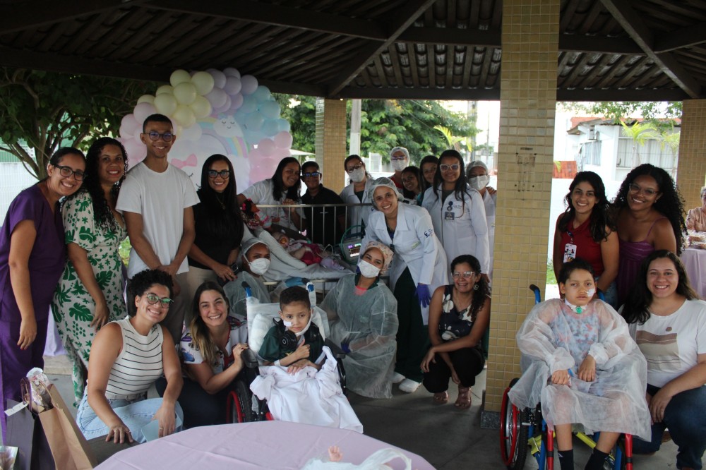 Internada na UTI há nove meses, bebê ganha aniversário de um ano especial no HEC