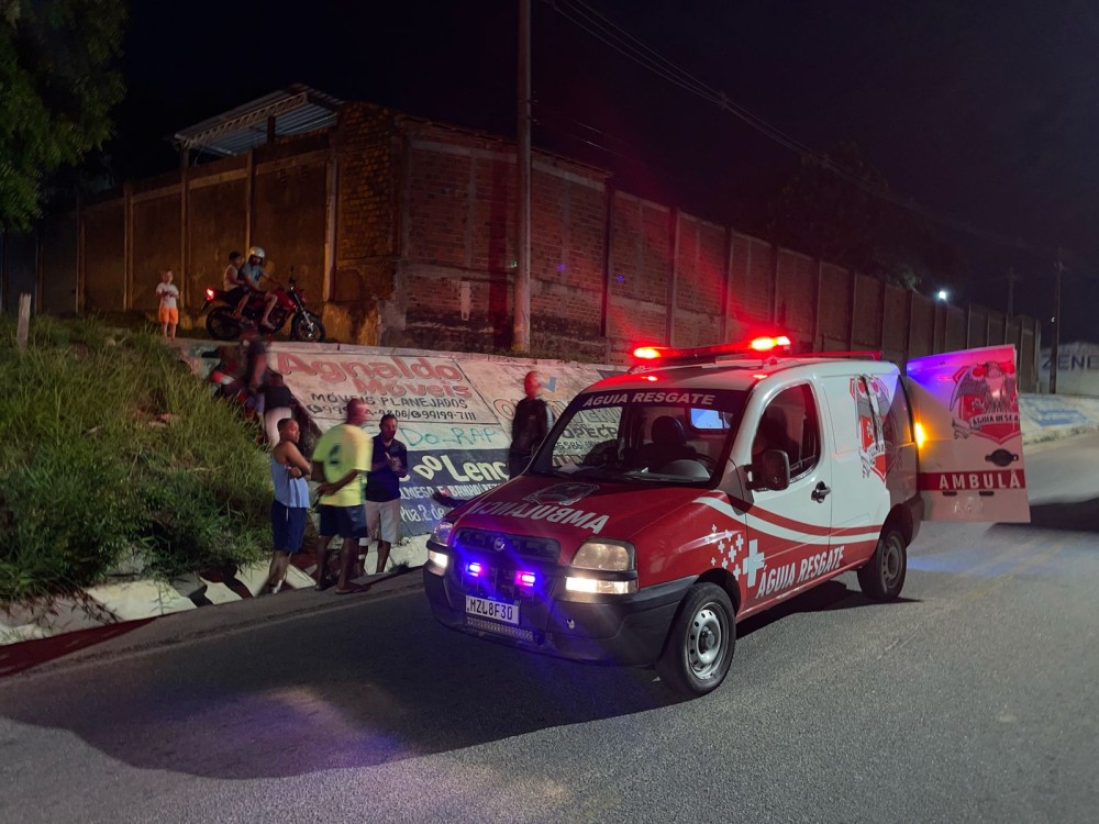 Homem perde controle de moto e cai em ribanceira na BA-409 em Conceição do Coité