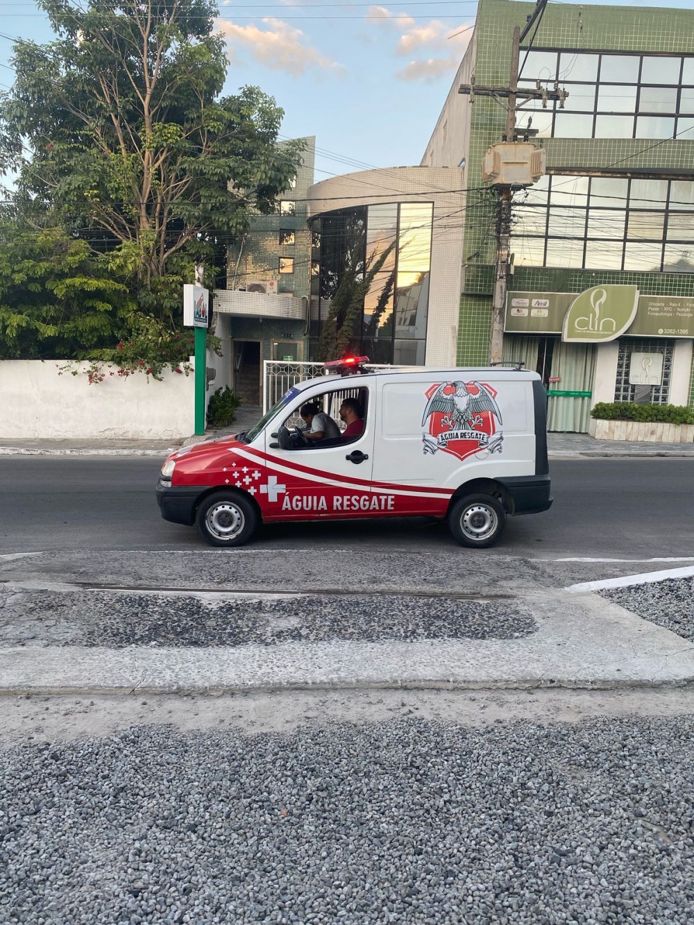 Mulher fica ferida ao cair após freio da moto travar enquanto voltava do primeiro dia de trabalho em Conceição do Coité