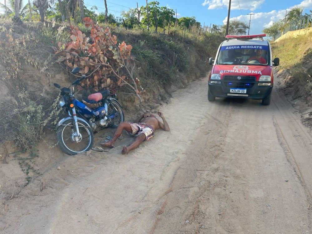 Idoso sofre lacerações após queda de moto em Conceição do Coité