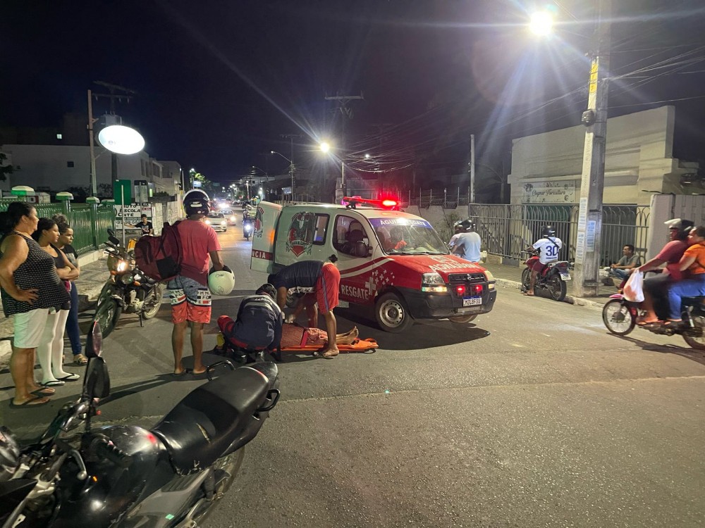 Passageira fica ferida ao sofrer suspeita de crise convulsiva e cair da moto em Conceição do Coité