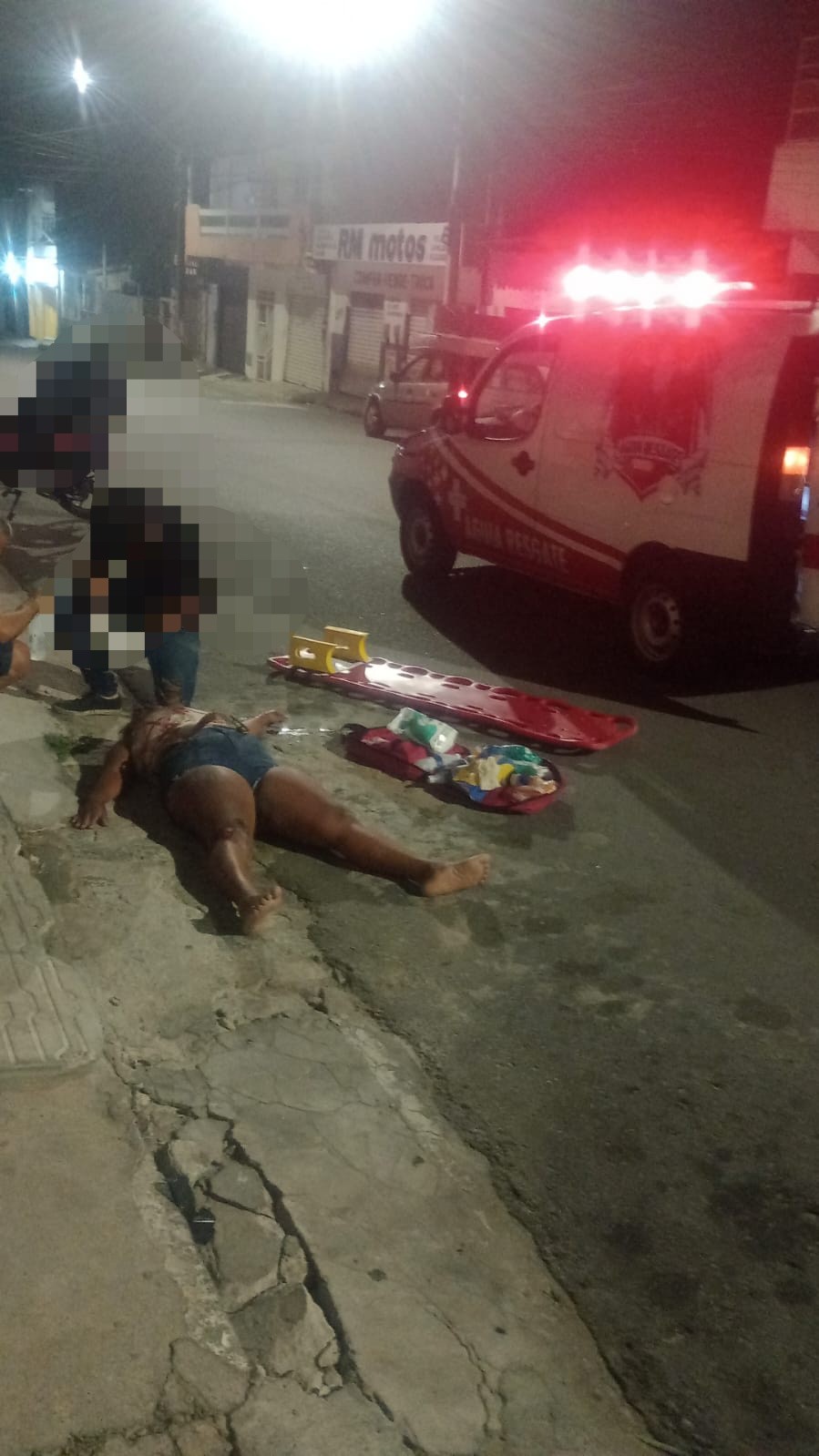 Jovem perde controle de moto e cai ao passar em quebra-molas no centro de Conceição do Coité