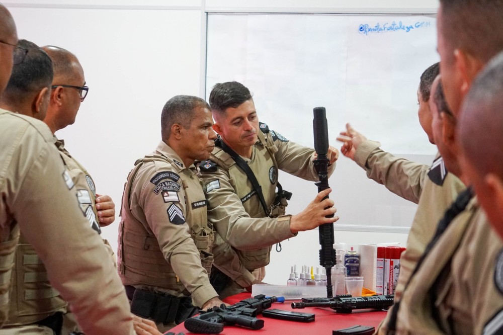 Policiais militares da região sisaleira passam por curso para operar fuzil israelense Arad 5.56; evento segue até quinta-feira (03)