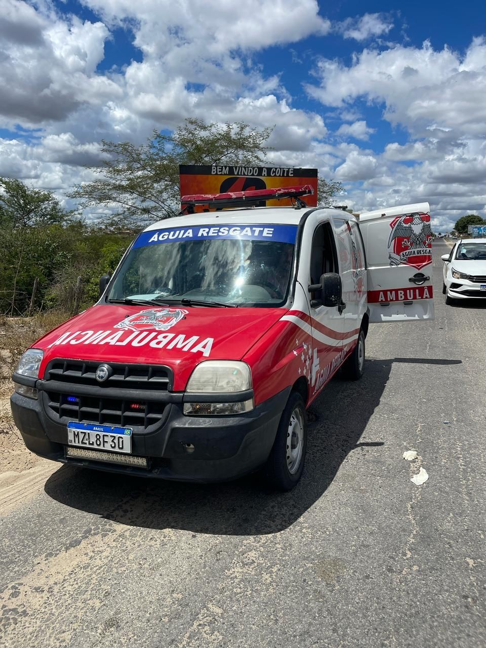 Motociclista fica ferido ao tentar desviar de buraco e bater em ambulância na BA-120 (Coité X Riachão do Jacuípe)