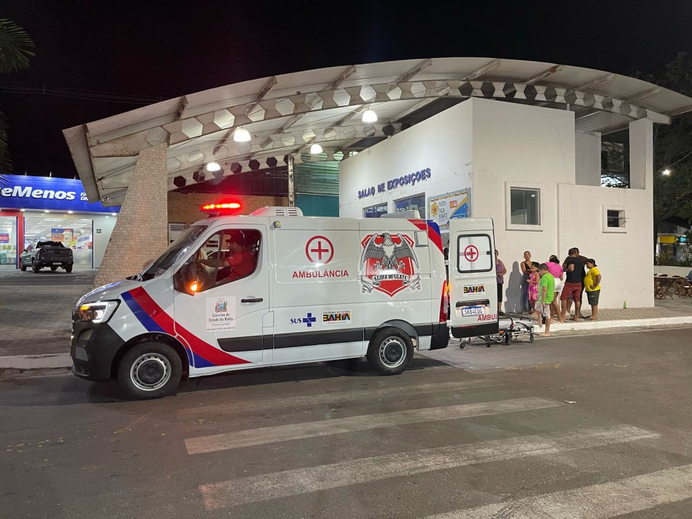 Motociclista é fechado por veículo, bate em meio-fio e é arremessado na praça da Babilônia em Conceição do Coité; ele sofreu fratura