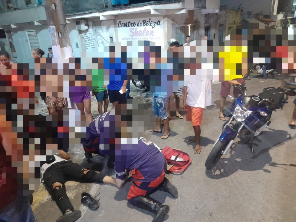 Para tentar evitar colisão com carro, motociclista freia bruscamente, bate em veículo e sofre queda na rua Padre Madureira em Conceição do Coité