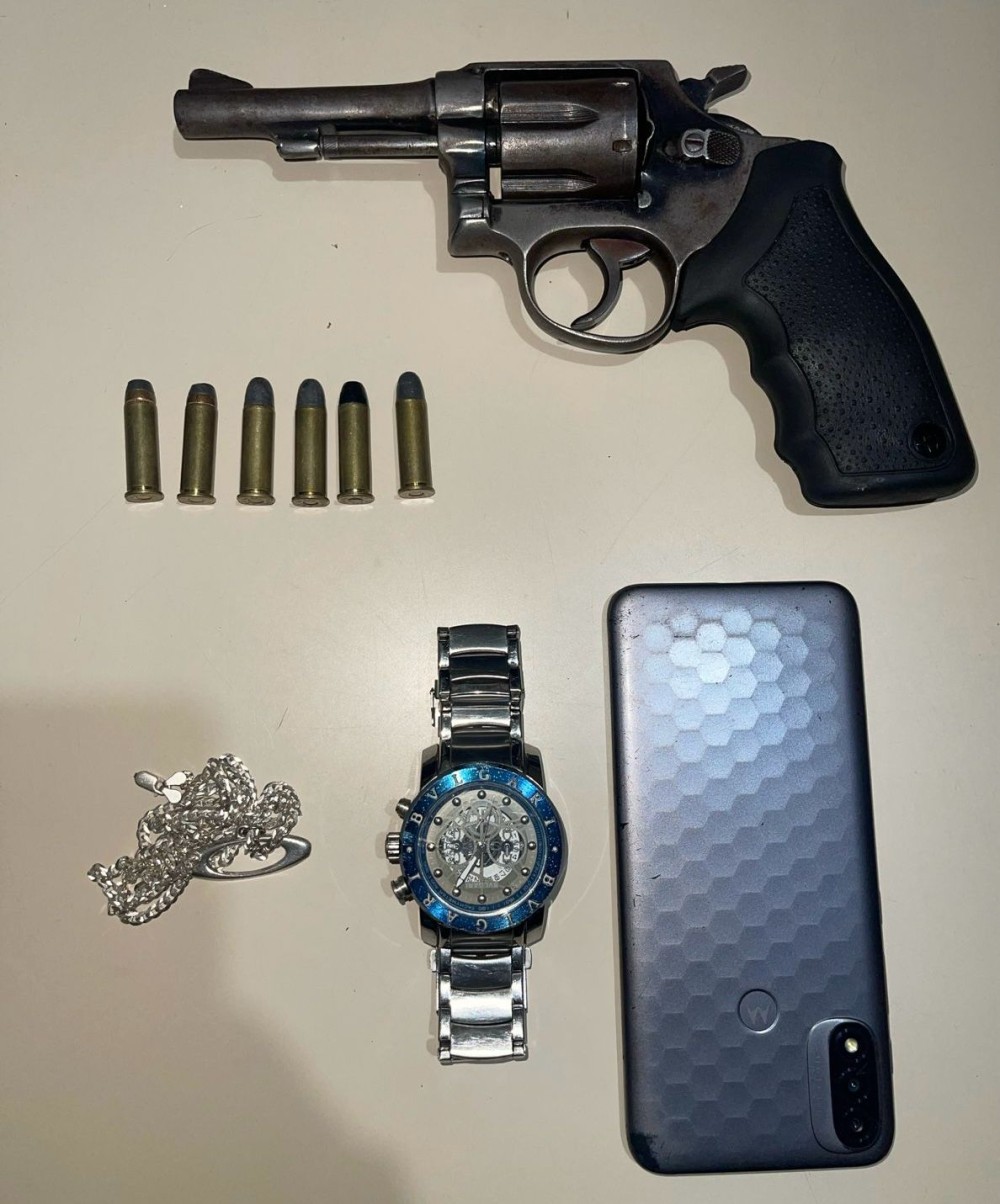 Dois homens são conduzidos à delegacia após serem flagrados com arma e drogas na BA-120 (Coité X Riachão do Jacuípe)