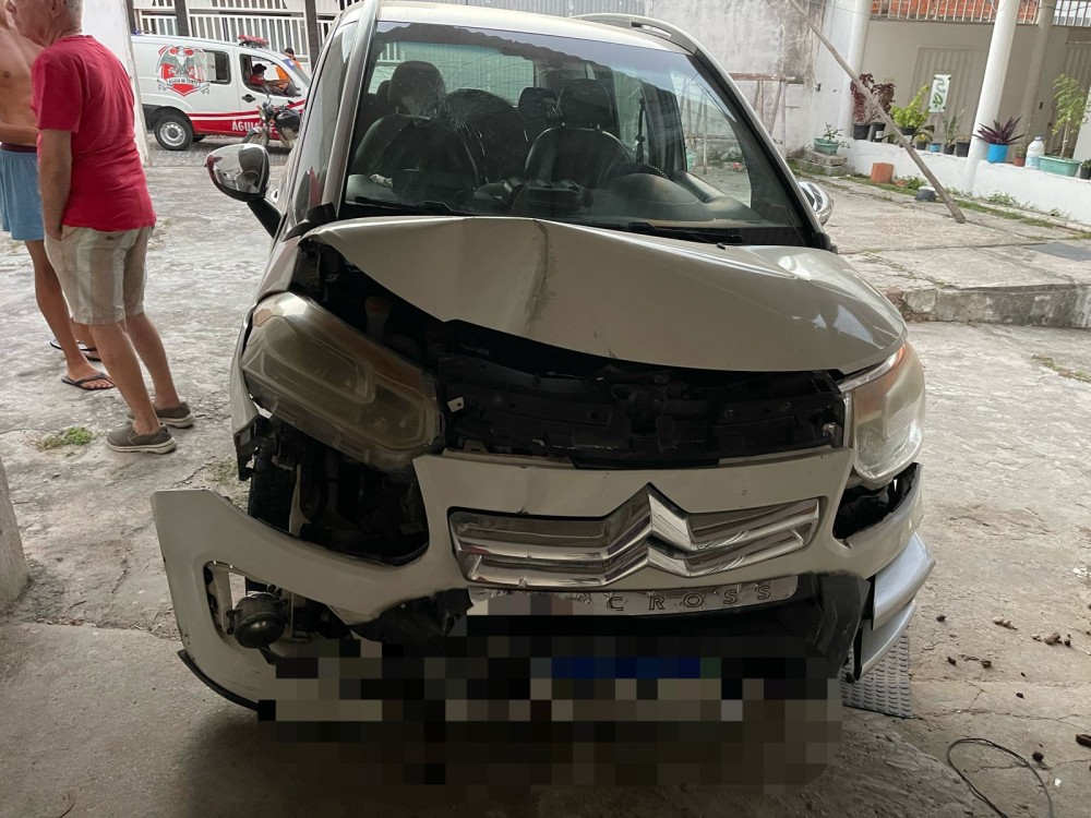 Motorista fica ferido ao perder controle de veículo, bater em muro e outro carro estacionado em Conceição do Coité