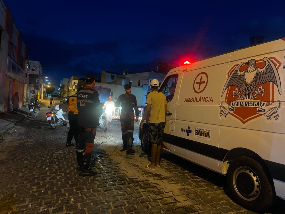 Motociclista e passageiro caem de moto após derrapar em óleo no bairro dos Barreiros em Conceição do Coité
