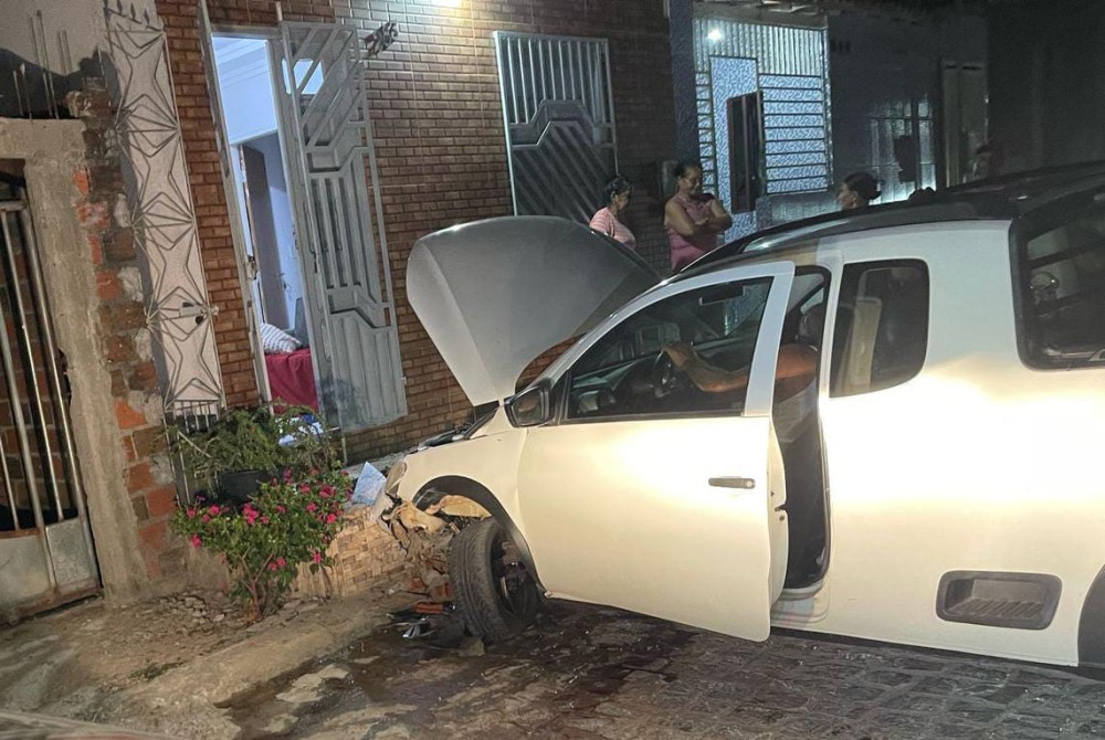 Coité: Motorista perde controle de veículo e colide em residência no bairro da Jaqueira; idosa que costumava sentar em frente ao local não teve o mesmo hábito hoje (18)
