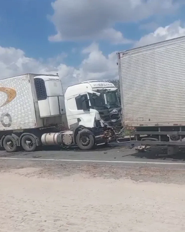 Caminhão colide na traseira de outro durante congestionamento na BR-116 Norte entre Serrinha e Santa Bárbara