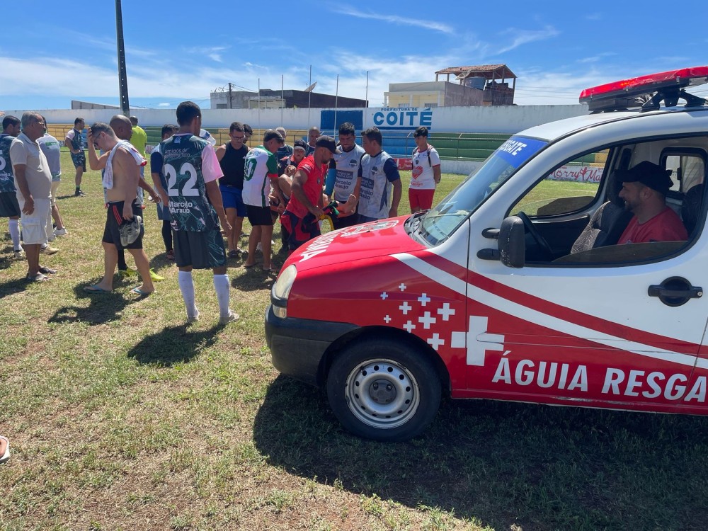 Homem sofre fratura no braço durante partida de futebol no estádio em Conceição do Coité