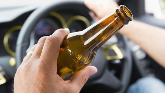 Coité: Motorista visivelmente embriagada bate em carreta estacionada no bairro Fluminense; suspeita não possui CNH