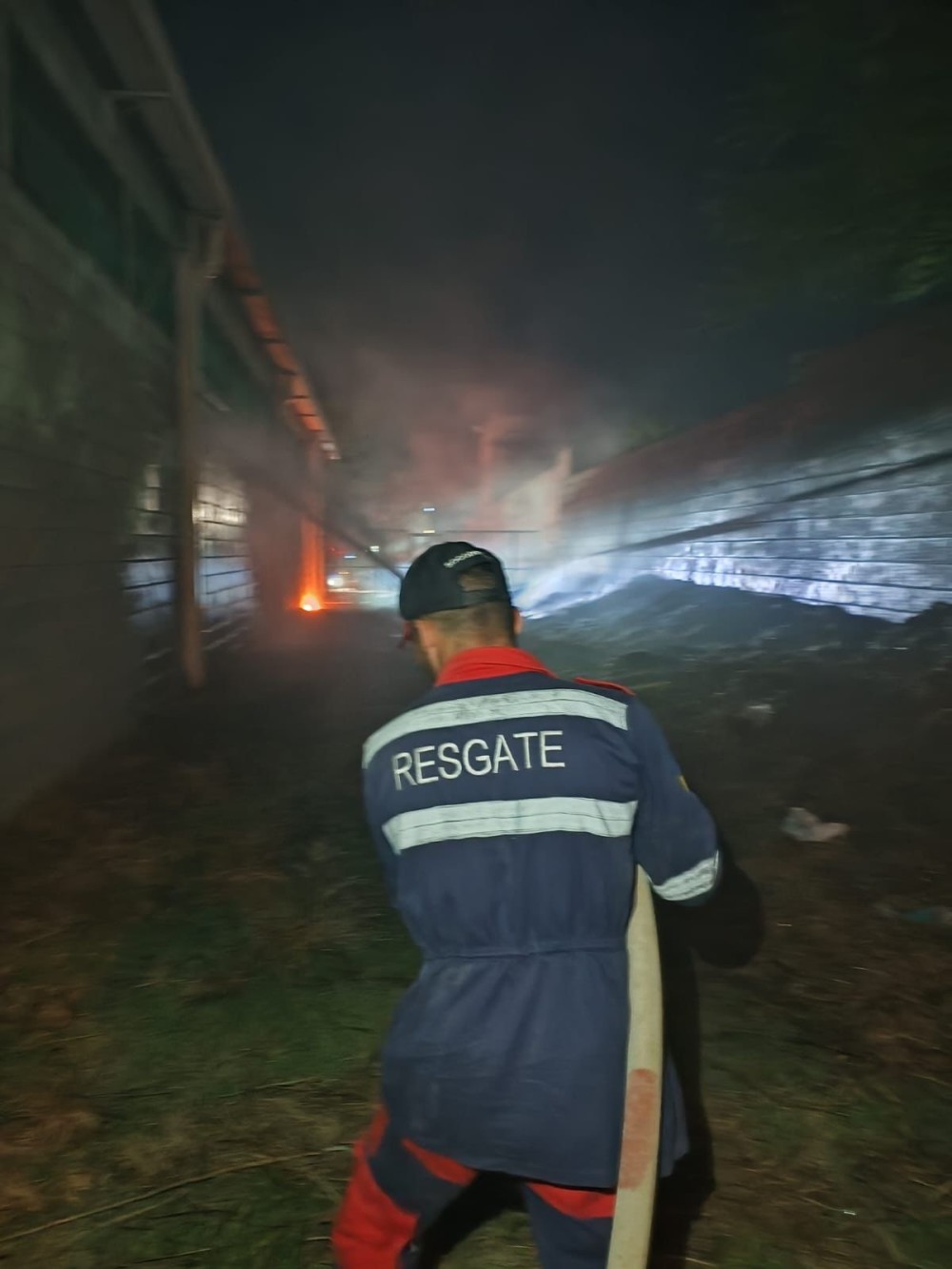 Vídeo: Incêndio atinge lateral de prédio que funcionava supermercado em Conceição do Coité, ninguém ficou ferido