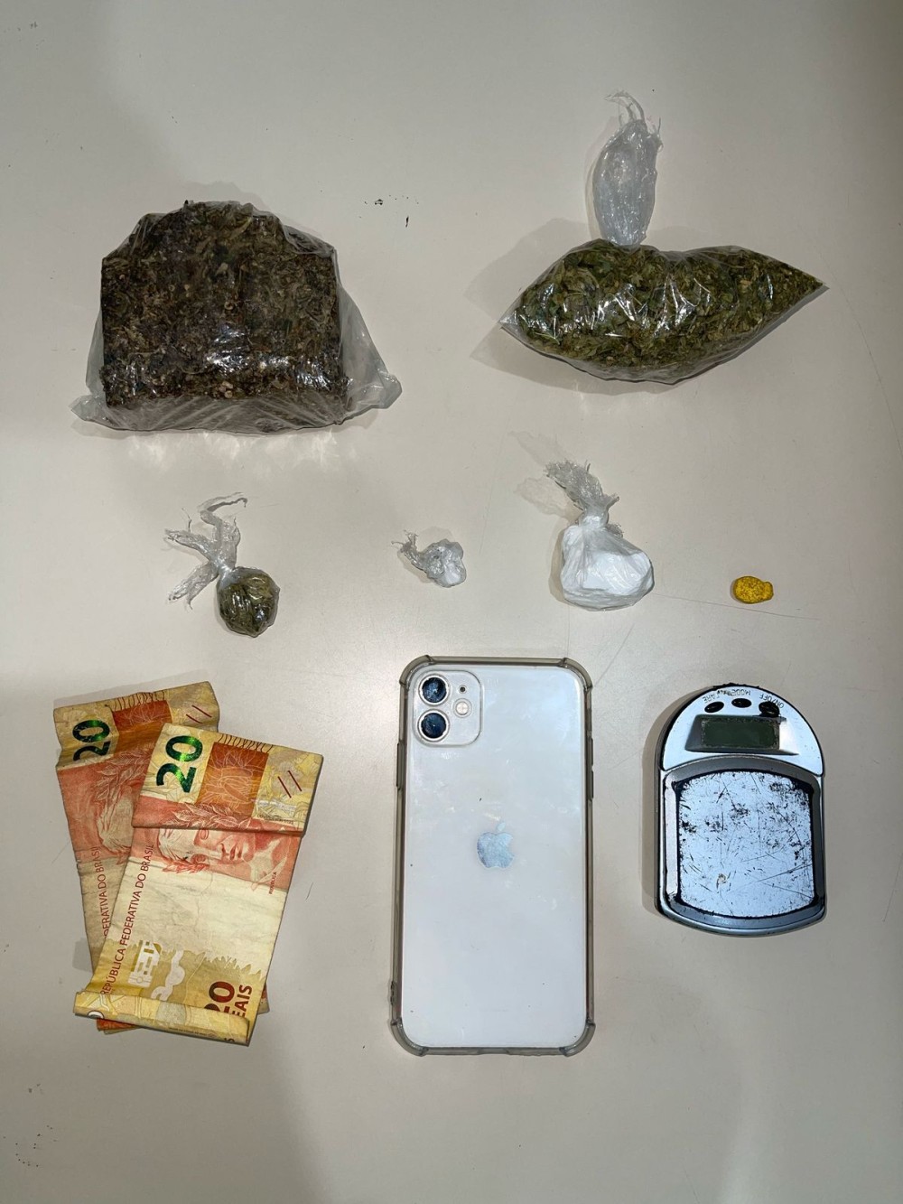 Jovem é preso por tráfico de drogas na Rua Duque em Conceição do Coité
