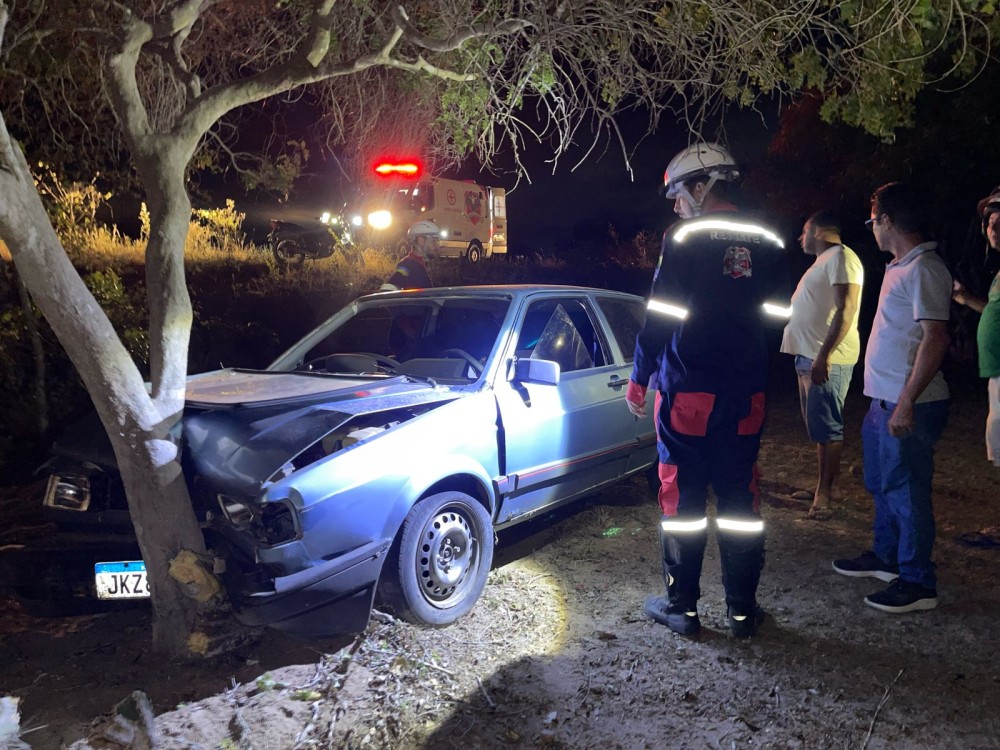 Motorista sai ileso após perder controle de veículo, descer ribanceira e bater em árvore na BA-120 (Coité X Riachão do Jacuípe)