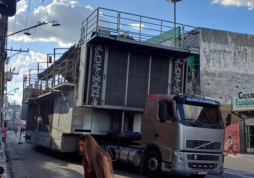 Coité: Homem visivelmente embriagado é preso por desacato enquanto GCM e Deotran organizavam via para teste de trio elétrico