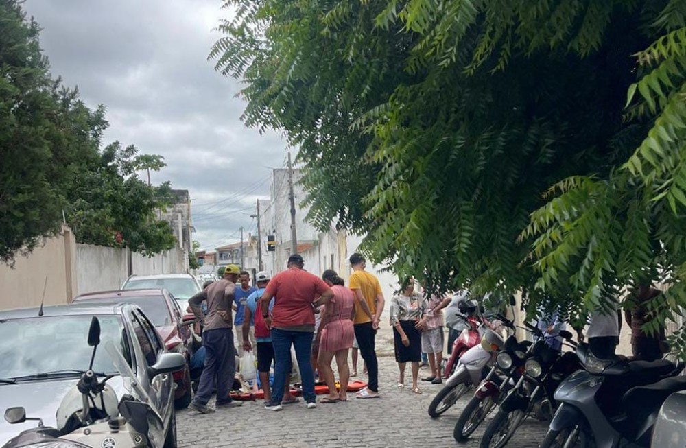 Motociclista fica ferida após colidir em carro estacionado em Conceição do Coité
