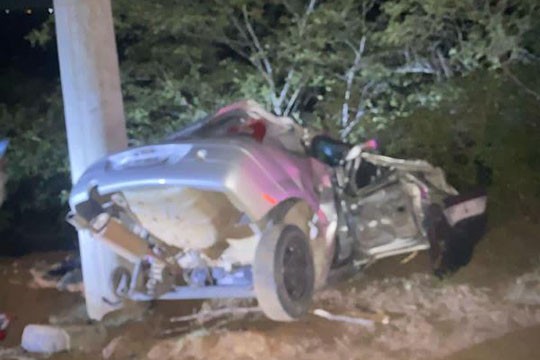 Tragédia em Biritinga: três pessoas morrem e uma fica ferida após carro bater em poste