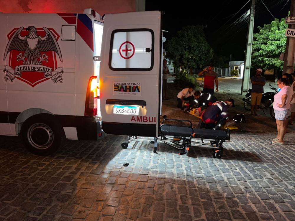 Mulher sofre suspeita de fratura após colisão entre motos no bairro Alto da Colina em Conceição do Coité